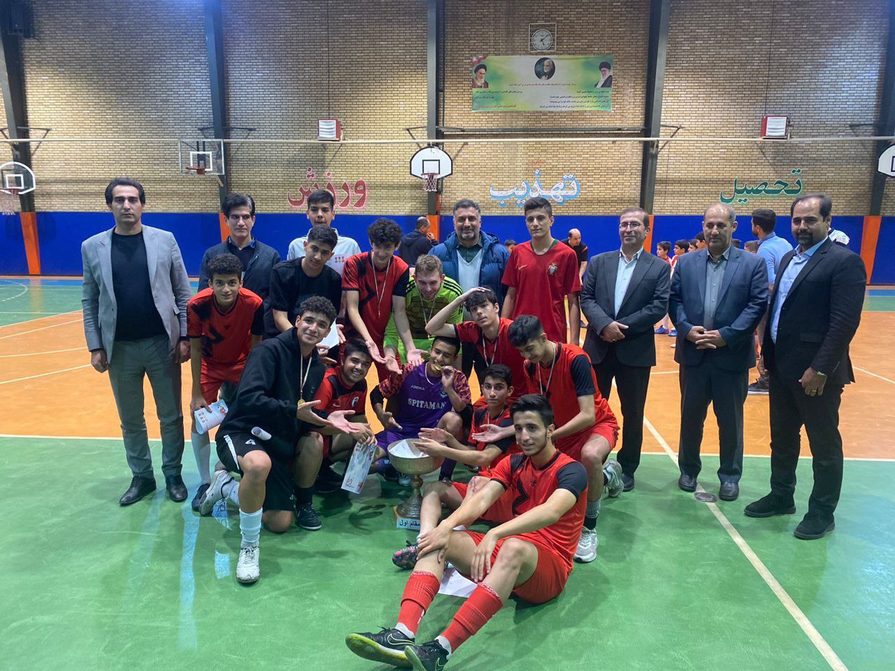 قهرمانی تیم فوتبال هنرستان تربیت